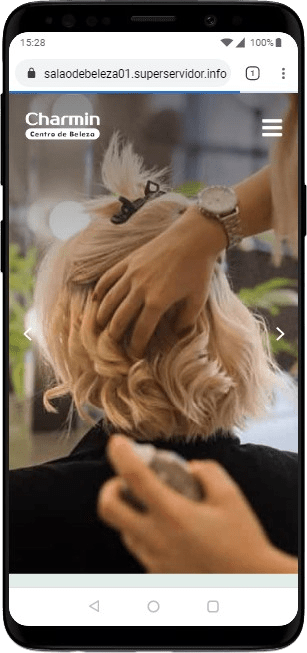 Site Salaodebeleza 01 visualizado em um smartphone demonstrando responsividade.